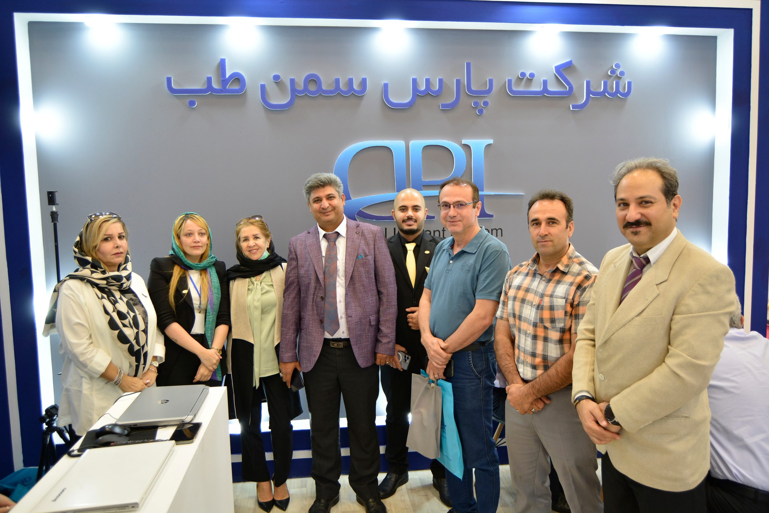 بازدید جمعی از متخصصان و بزرگان جامعه دندان پزشکی از غرفه شرکت پارس سمن طب